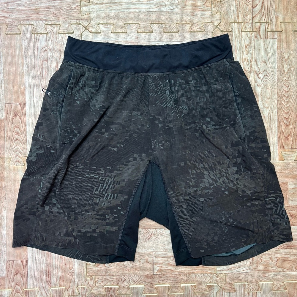 Lululemon T.H.E Shorts Black Print Linerless Pull On 9.5” Men’s Medium LM7Y50S